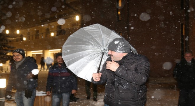 Rektör öğrencilerle kartopu oynadı 